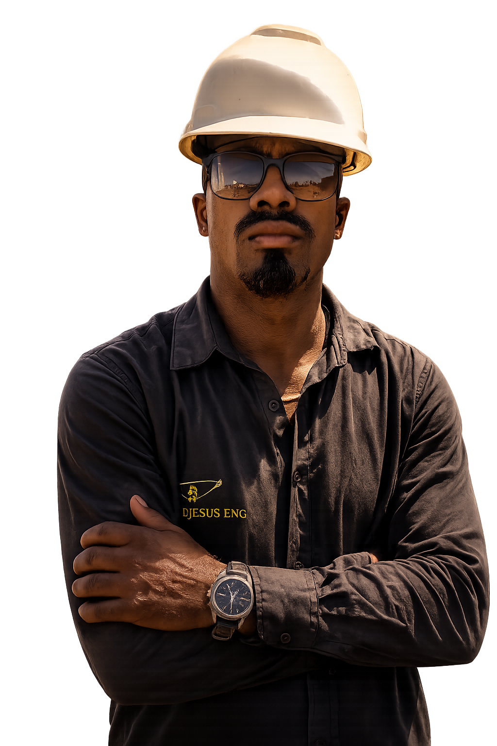 Rhaell Djesus, técnico eletricista da I. DJesus Eng, de capacete e braços cruzados